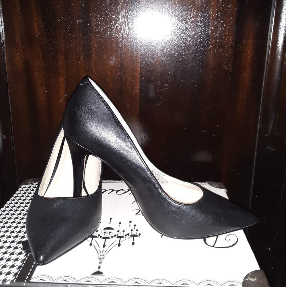 Vince Camuto Black leather pointed toe heels